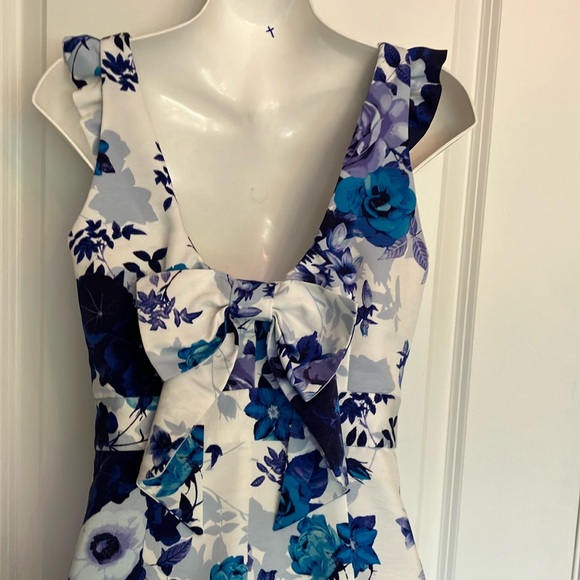 Gorgeous white w/shades of blue floral dress w/fun ruffle & fab back bow 🎀 - Picture 5 of 16